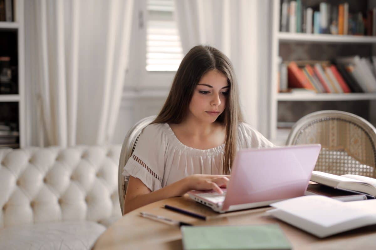 une jeune détoure une image sur son PC