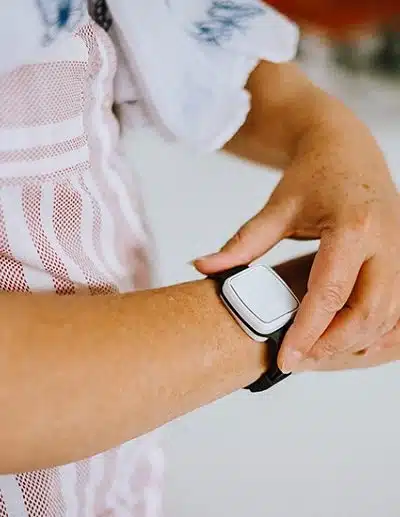 Quel bouton d’urgence pour personnes âgées choisir ?