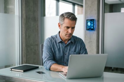 Homme d'affaires surveillant son ordinateur dans un bureau moderne