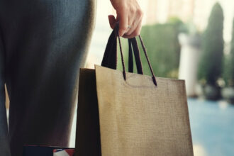 Le sac papier luxe, une communication durable et raffinée